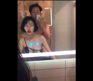 địt em xinh trước gương