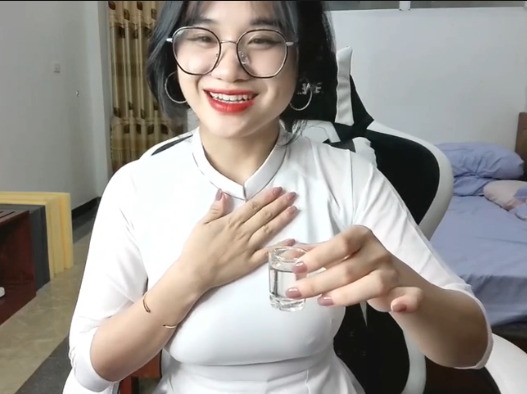 Em Anna Gấu live sex thủ dâm p2